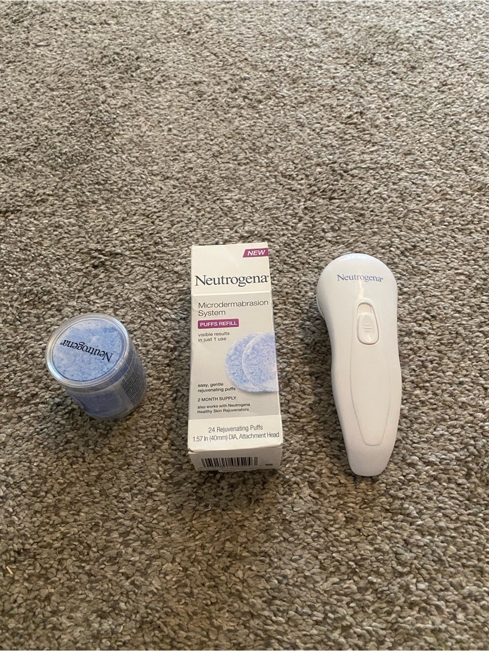 Neutrogena White and Light Blue Microdermabrasion Kit with Refill Puffs - Picture 4 of 6